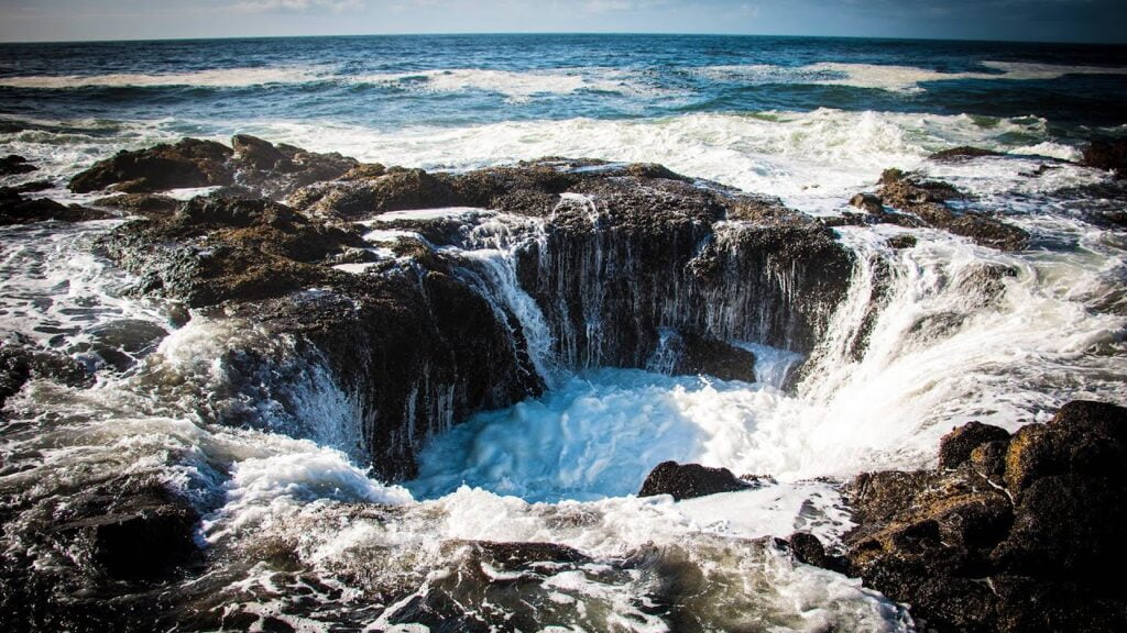 Thor's Well in Oregon US | strange looking places